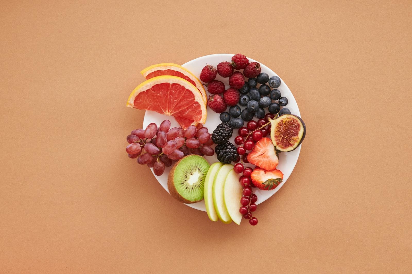 Colourful fresh fruits on a plate, representing a healthy pregnancy diet for managing gestational diabetes